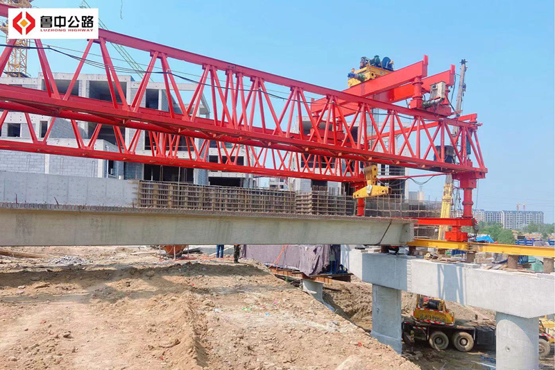 市政工程公司華僑城規(guī)劃路首片箱梁架設(shè)成功