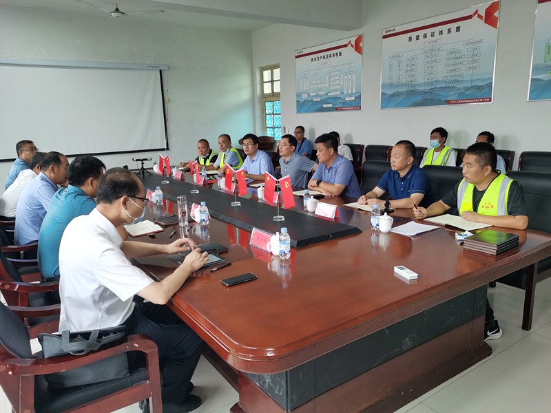 臨沂市公路事業(yè)發(fā)展中心、郯城縣政府、 縣公路事業(yè)發(fā)展中心到郯城G205項(xiàng)目進(jìn)行視察工作