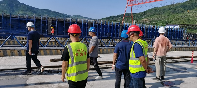 山東高速集團(tuán)建設(shè)公司相關(guān)領(lǐng)導(dǎo)及專家組對(duì)臨臨項(xiàng)目開(kāi)展2022年第二季度平安工地安全咨詢活動(dòng)