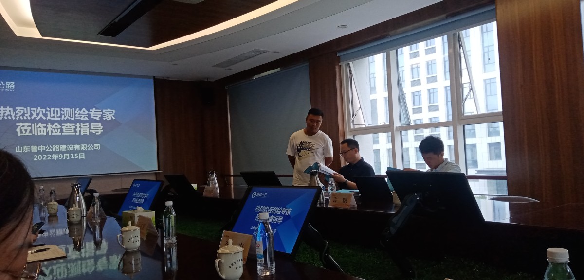 進(jìn)行外業(yè)檢測(cè)成果成圖的數(shù)學(xué)和地理精度檢查