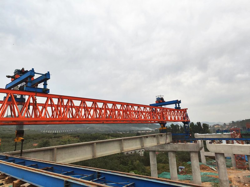 臨臨高速六標第一片40米T梁吊裝圓滿完成