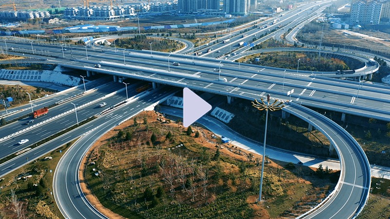 航拍魯泰大道與魯山大道立交橋，仿生學(xué)設(shè)計(jì)如對(duì)稱(chēng)的四葉草