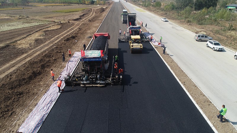 現(xiàn)場(chǎng)攤鋪及碾壓 (1)546w5Z_副本