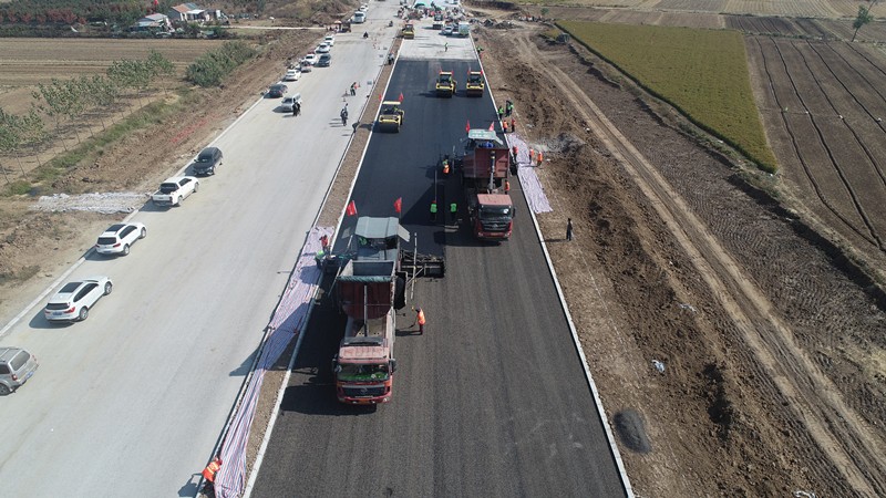 現(xiàn)場(chǎng)攤鋪及碾壓 (2)546w5Z_副本