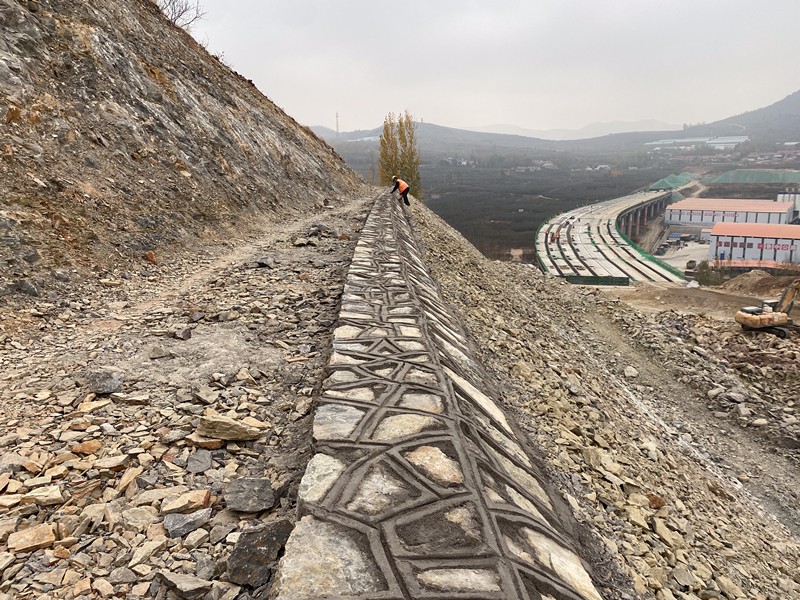 坡頂漿砌片石勾縫，清理_副本