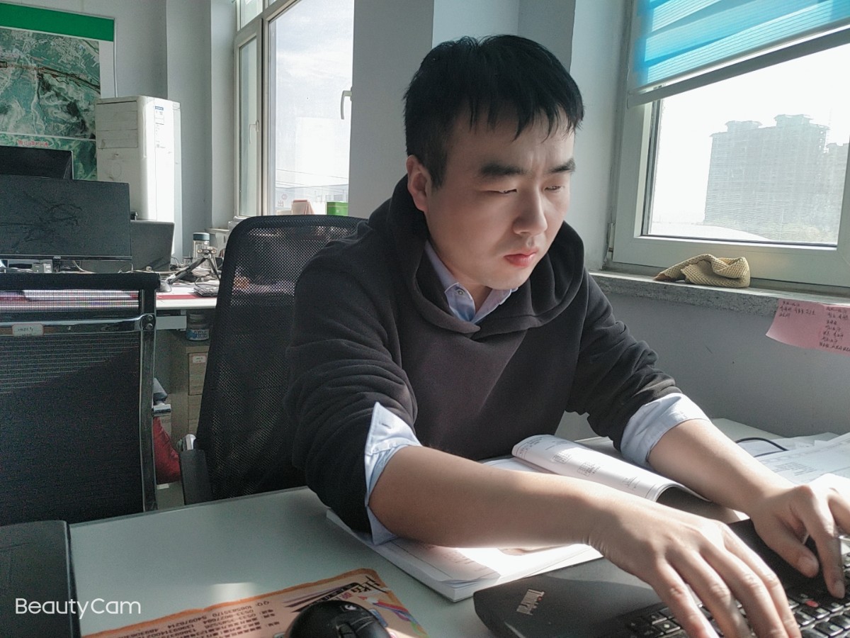 尋找最美公路人：兢兢業(yè)業(yè)、忘我工作的李碰