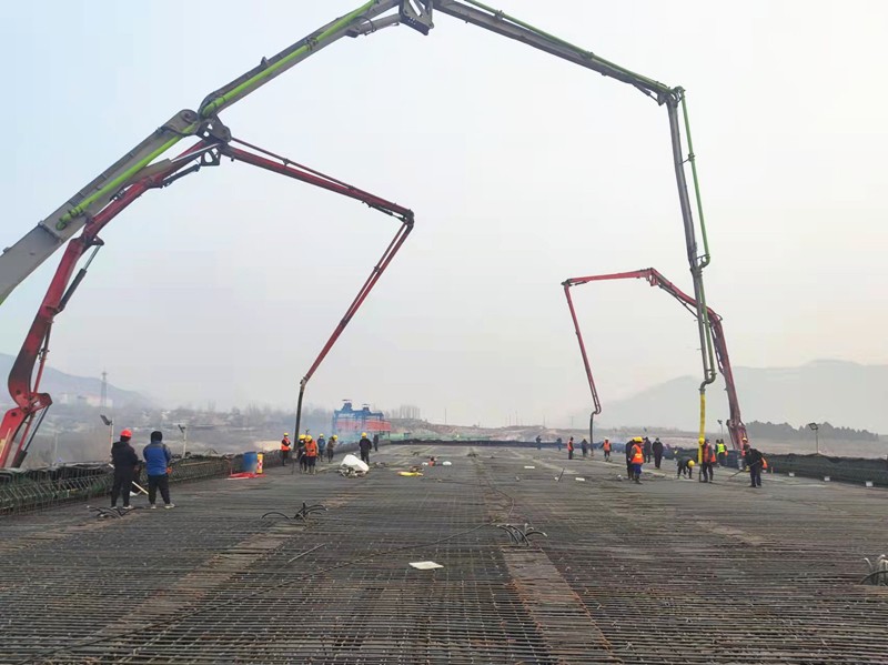 石溝大橋現(xiàn)澆箱梁現(xiàn)場(chǎng)澆筑_副本