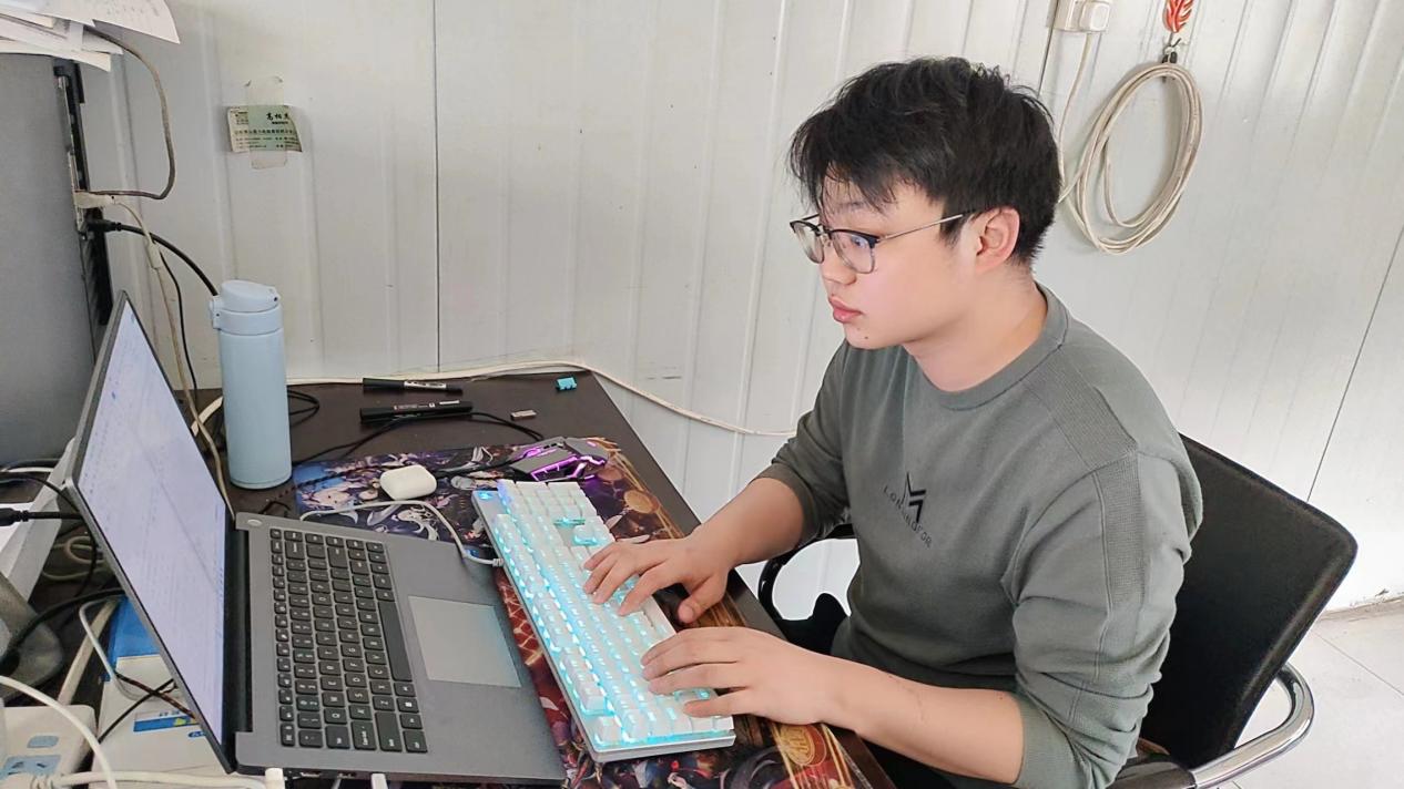 以熱愛創(chuàng)造世界，以青春不負年華