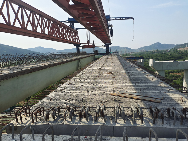 臨臨六標瓦日鐵路橋首片梁架設(shè)