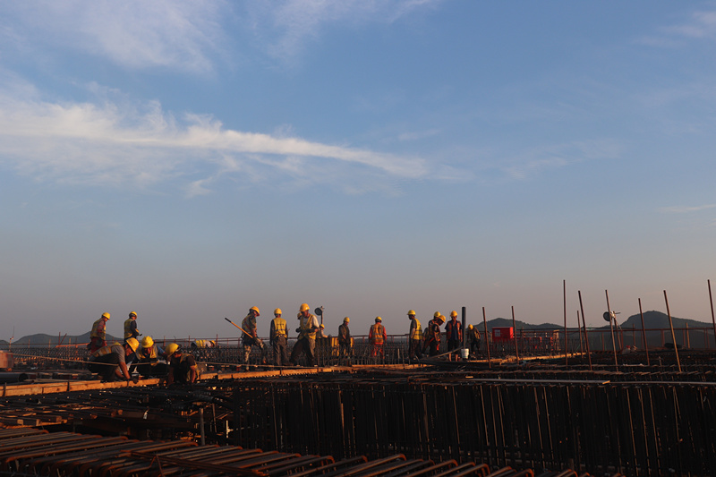 臨臨高速六標(biāo)跨瓦日鐵路轉(zhuǎn)體橋0#塊混凝土開(kāi)始澆筑