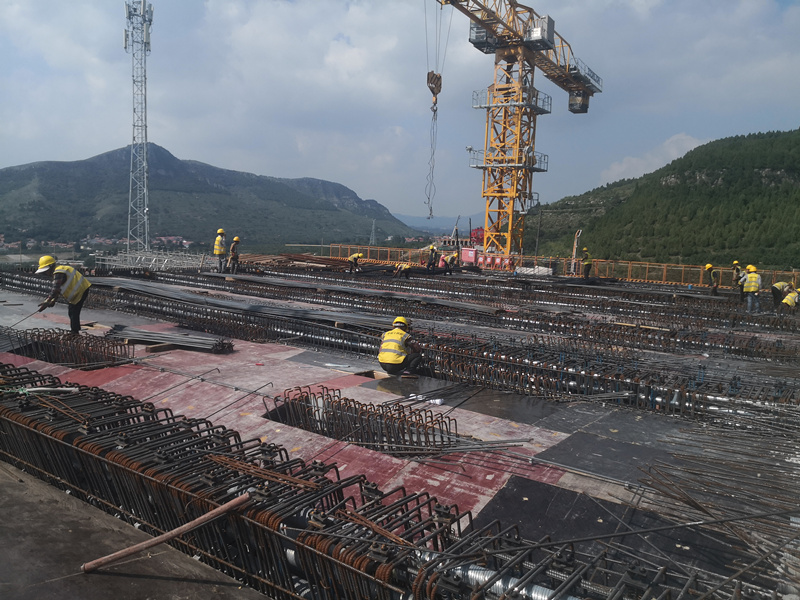 臨臨高速六標跨瓦日鐵路轉(zhuǎn)體橋2#墩大里程2號塊砼澆筑完成！