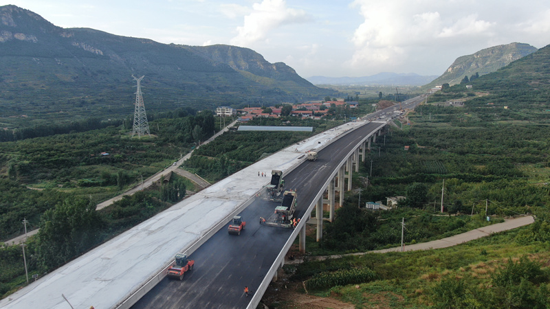 臨臨高速六標首件瀝青砂結(jié)構(gòu)層在北安樂村大橋順利鋪設(shè)