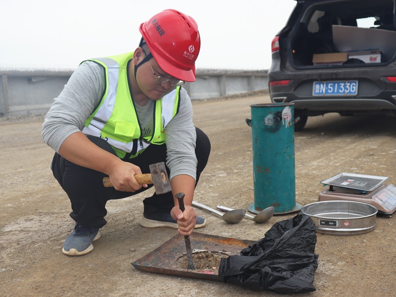 5、路基分部劉曉朋正在對(duì)路基做壓實(shí)度檢測(cè)試驗(yàn)_副本