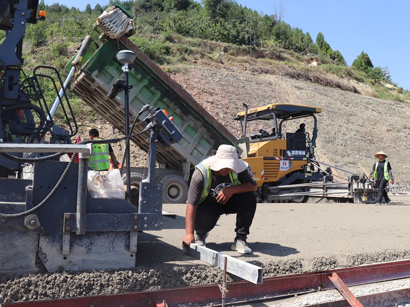 1、基層施工隊(duì)長劉偉琪量線高復(fù)核攤鋪質(zhì)量_副本