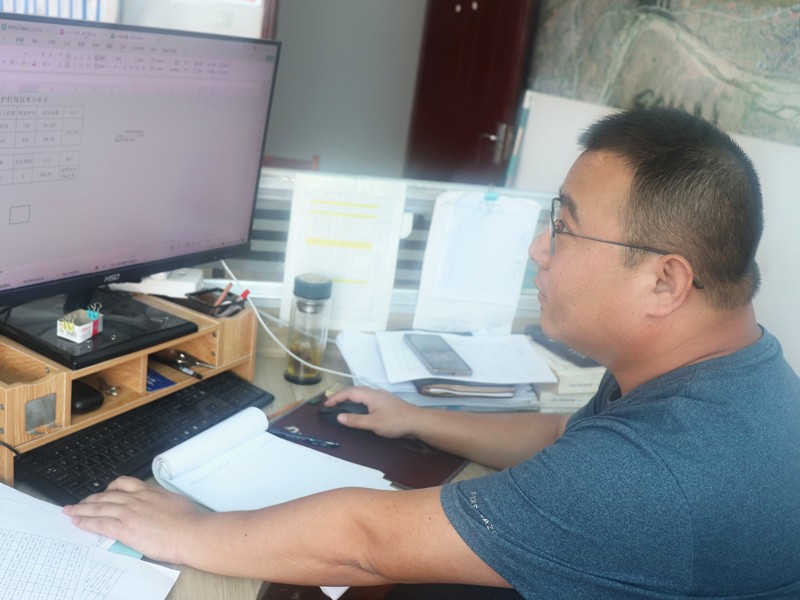 2、成控中心主任劉學(xué)軍正在起草分包合同_副本