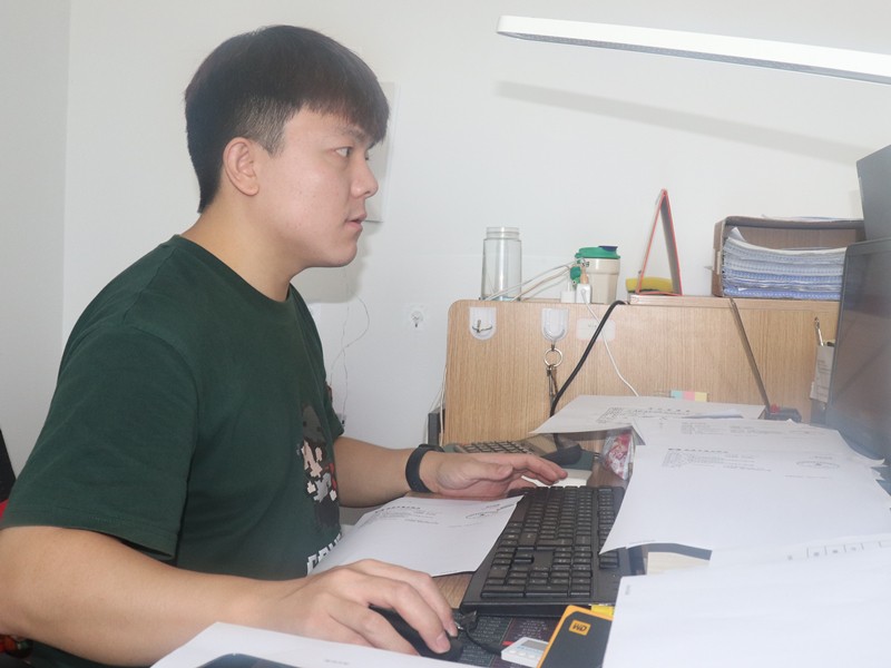 4、財(cái)務(wù)部劉鎧銘正在為供應(yīng)商付款_副本