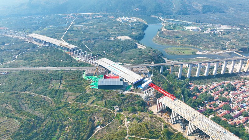 國(guó)內(nèi)最重?zé)o合龍段整幅轉(zhuǎn)體橋順利轉(zhuǎn)體