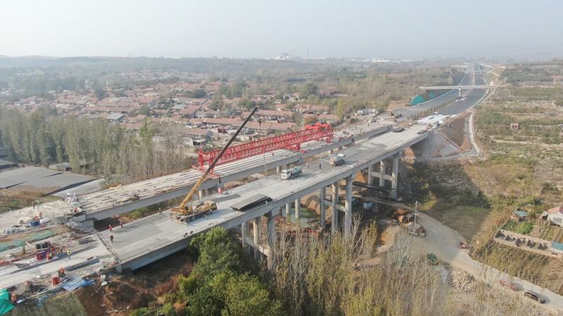 臨臨高速六標(biāo)Y021分離立交梁板架設(shè)任務(wù)圓滿(mǎn)完成