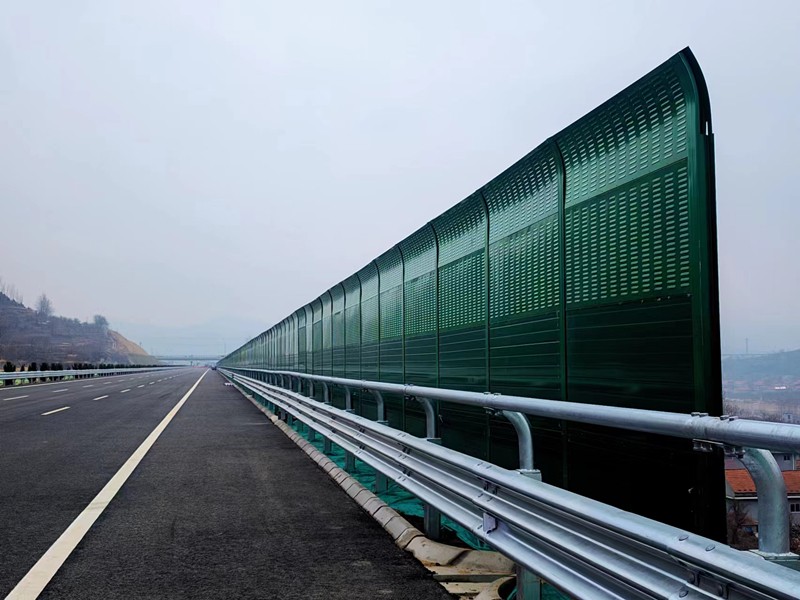 臨臨高速六標(biāo)交安、綠化和附屬防護(hù)工程施工掀起大干熱潮