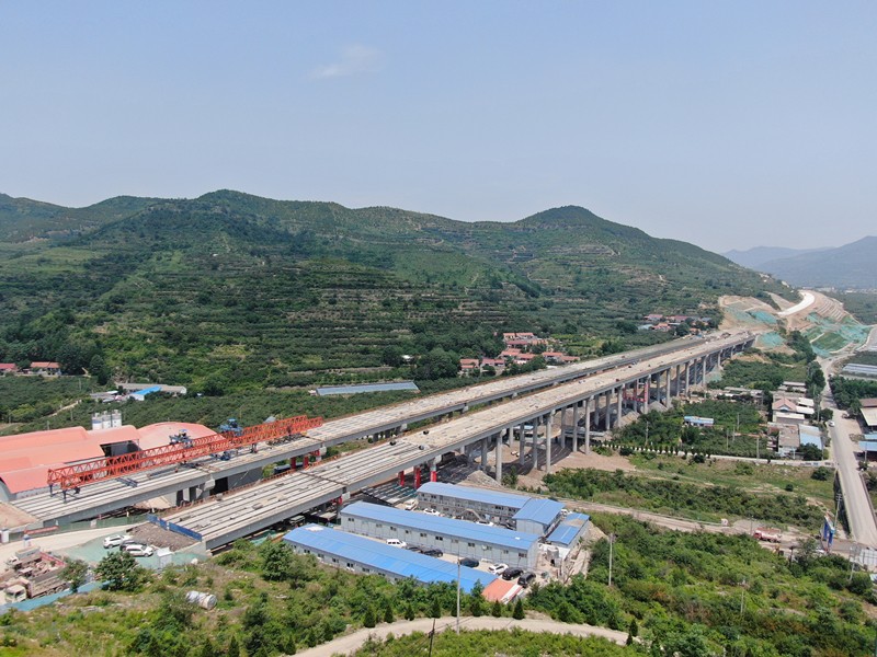 6-1、6月5日臨臨高速六標(biāo)韓莊大橋預(yù)制T梁順利架設(shè)完畢_副本