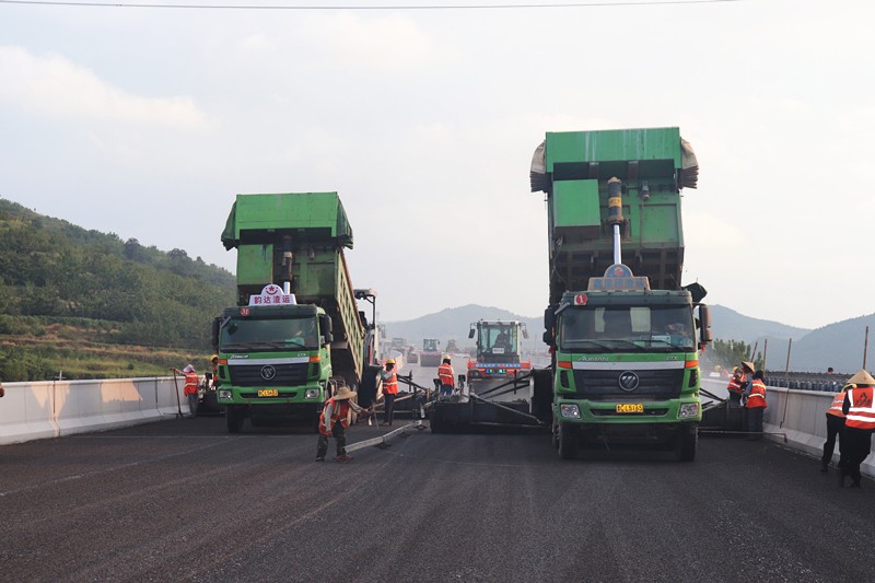 8-4、8月21日臨臨高速六標(biāo)首件瀝青砂結(jié)構(gòu)層在北安樂村大橋順利鋪設(shè)_副本