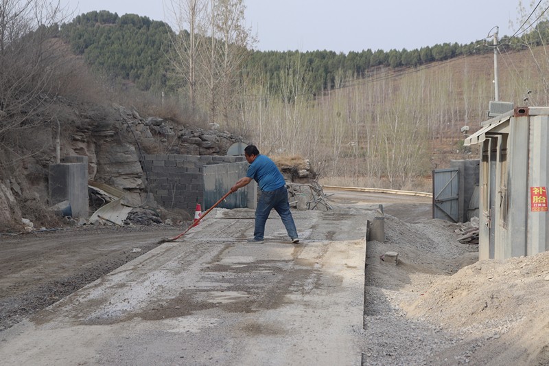 材料員孟凡永清理地磅_副本