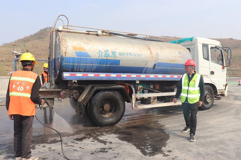 路面防污染專員孟慶濤指導(dǎo)工人對上路車輛輪胎沖洗要求_副本