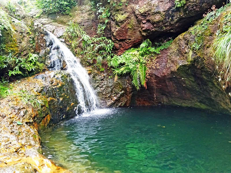 史鐵生有地壇，不是廢棄的古園；我有石澗盤(pán)，也不是死水一潭