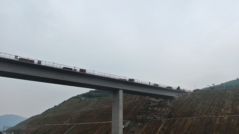 K116+300.463天橋現(xiàn)澆箱梁支架順利拆除完畢