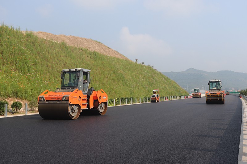 雙鋼輪壓路機韓緒強、陳勇、焦乾坤、閆程記_副本