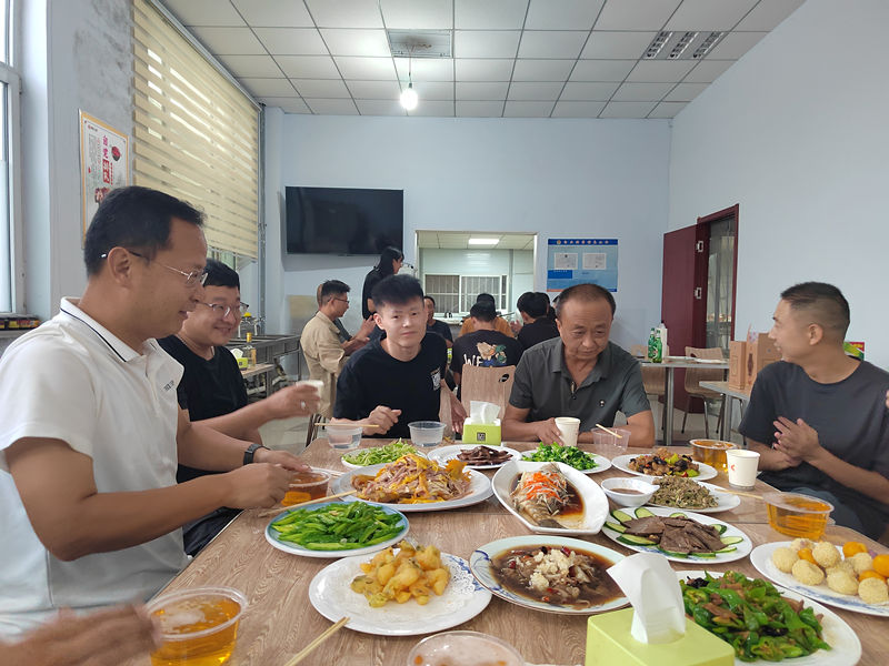 臨臨高速工地上的團圓飯