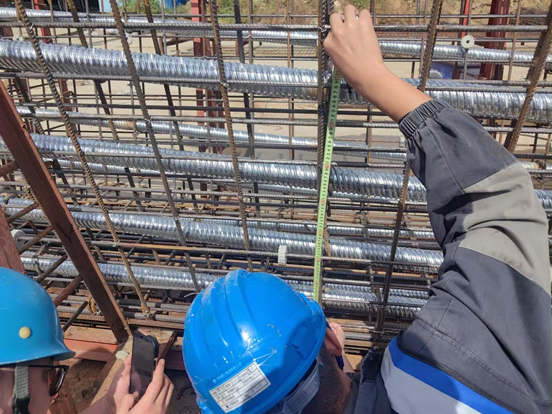 現(xiàn)場技術(shù)人員驗收鋼筋籠546w5Z_副本