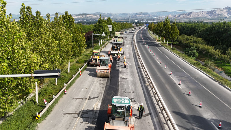油層攤鋪現(xiàn)場3_副本