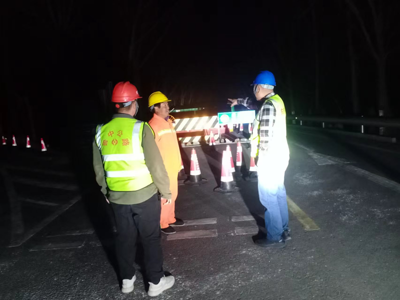 【一提三?！縎232張魯線博山區(qū)王家莊至沂源縣草埠段修復(fù)養(yǎng)護(hù)工程夜間巡視不松懈