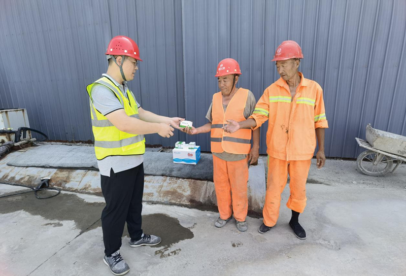 【一提三?！?高溫、斗酷暑——高青拌合站為一線員工送清涼保安全