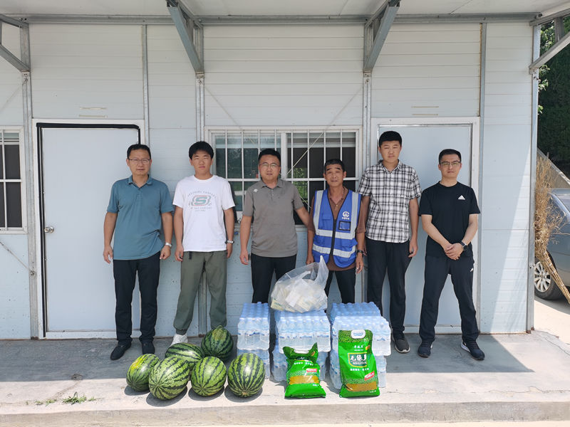 夏季送清涼、慰問暖人心---公司領(lǐng)導(dǎo)慰問煙臺(tái)快速路一線職工