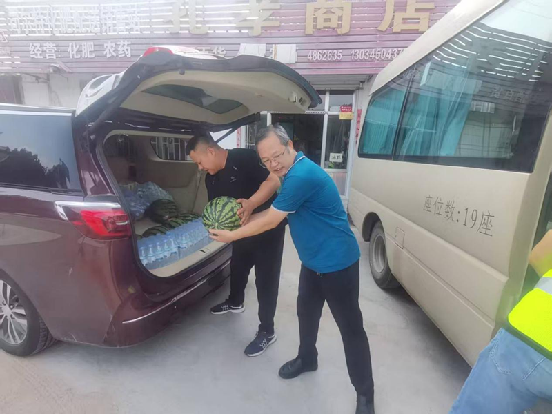 公司總部領(lǐng)導(dǎo)為S231張臺(tái)線一線員工送來夏日清涼