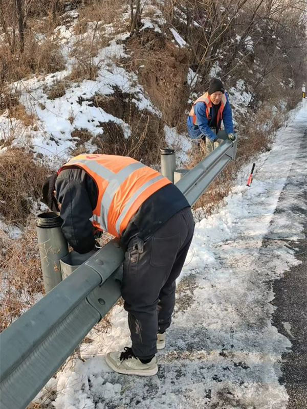 國省道上的“生命防線”：波形護(hù)欄施工筑牢出行安全屏障