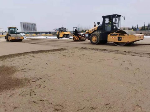 陽光下的筑路人