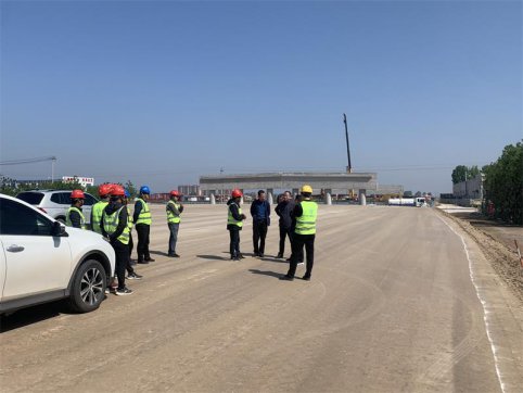 五一我在崗、慰問(wèn)暖人心——公司領(lǐng)導(dǎo)慰問(wèn)一線施工人員