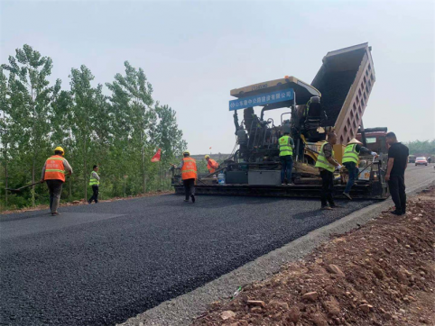 第二工程公司沭河生態(tài)路項目首次瀝青混凝土AC-13攤鋪順利完成