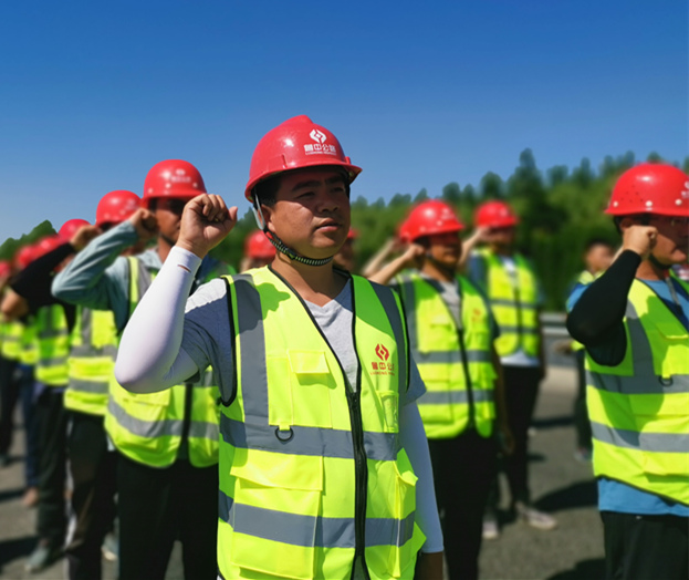【抓作風(fēng) 創(chuàng)效益】公司在G205中修項(xiàng)目施工現(xiàn)場組織開展“安全生產(chǎn)月”啟動(dòng)儀式