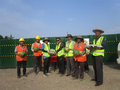 第二工程公司第二項(xiàng)目部組織“講關(guān)懷、送清涼”活動