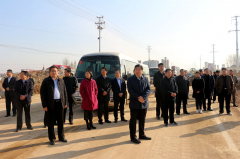 郯城縣委書(shū)記劉連棟帶隊(duì)觀摩郯城沭河大橋項(xiàng)目