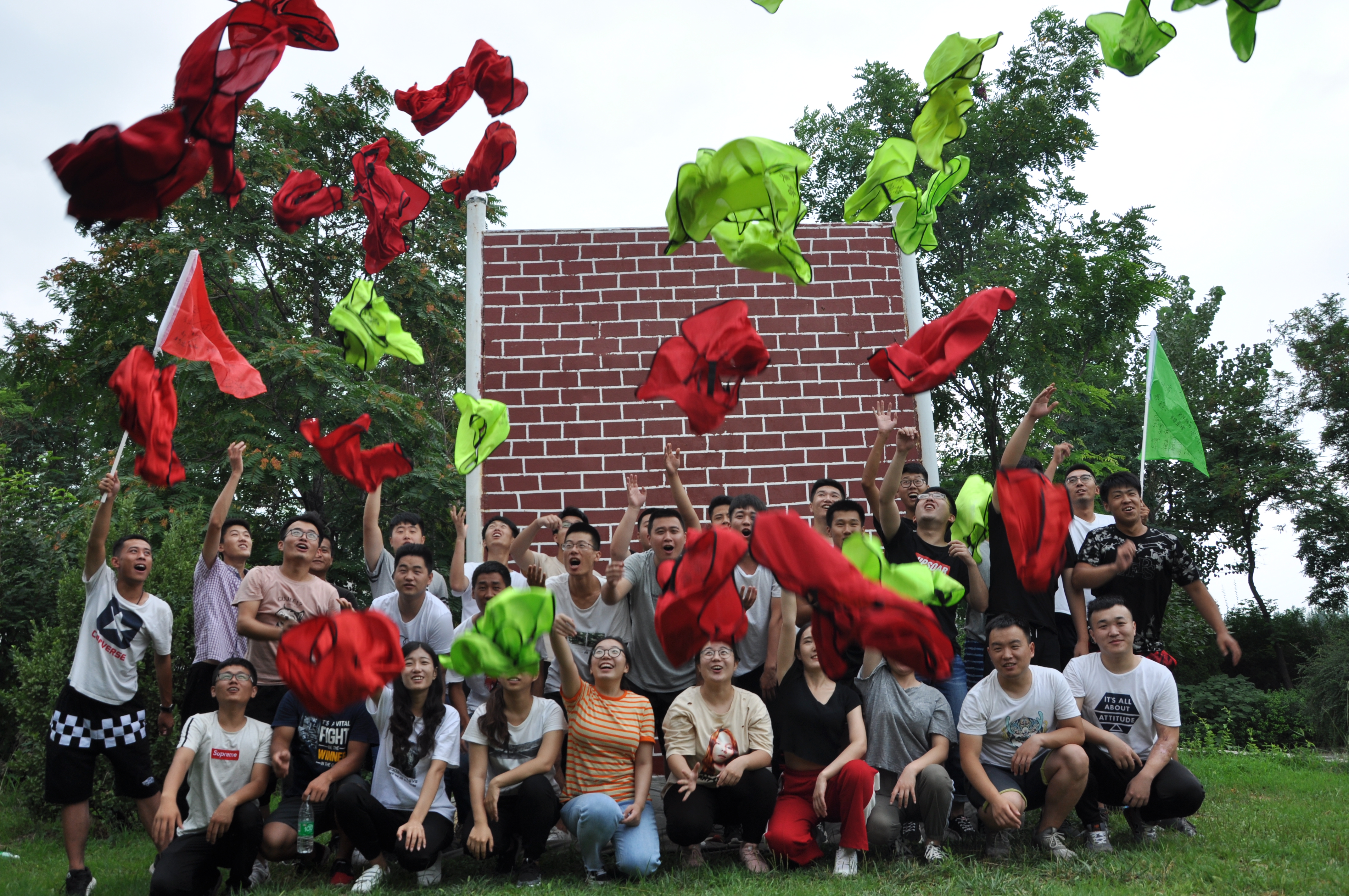 這個(gè)夏天，我們?cè)隰斨泄份d夢(mèng)遠(yuǎn)航