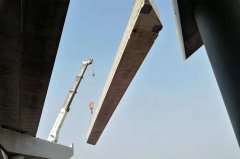京滬高速公路萊蕪至臨沂段改擴建工程臨沂段全線首片空心板梁成功架設(shè)