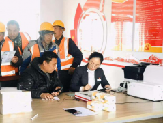 青蘭項(xiàng)目部與工行聯(lián)合為農(nóng)民工開卡送“?！? /> 
          </div> 
         </div> 
         <div   id=