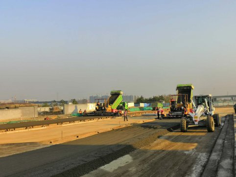 水穩(wěn)攤鋪紀(jì)實