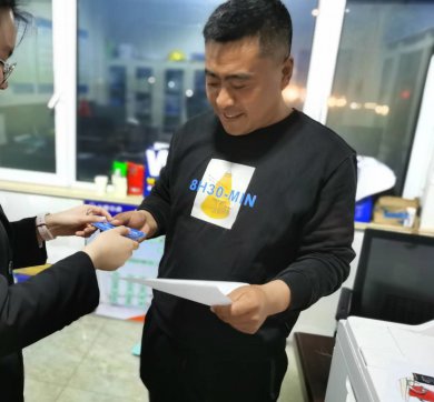 第二工程公司G2項(xiàng)目組織進(jìn)行農(nóng)民工集中開卡工作