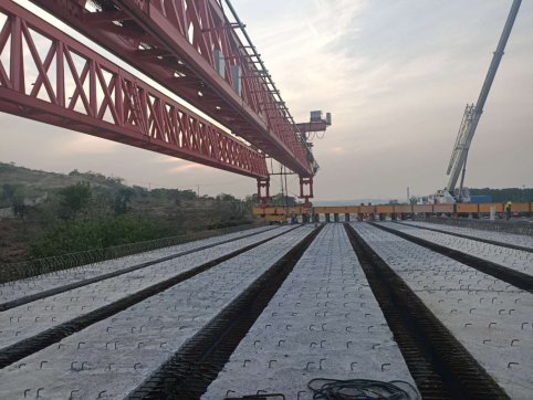 青蘭項(xiàng)目部主線橋梁板全部架設(shè)完成